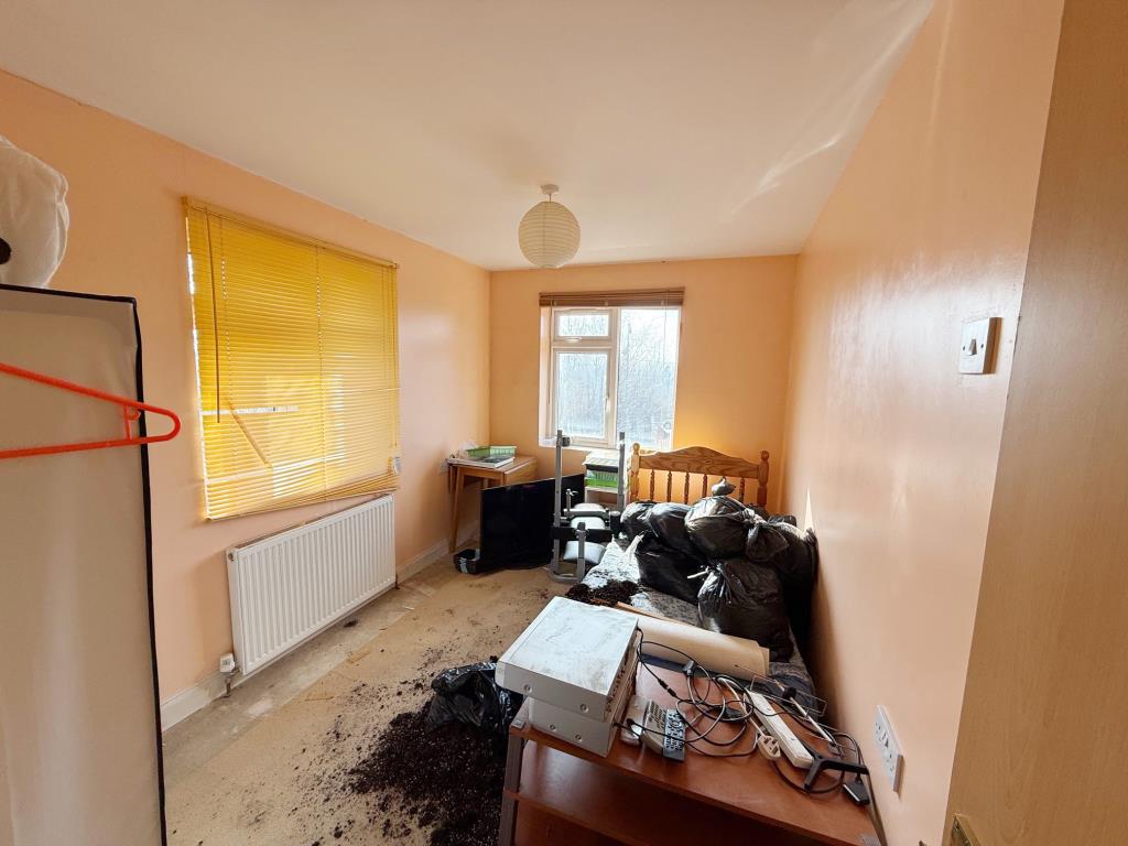 Lot: 47 - EXTENDED END-TERRACE HOUSE FOR IMPROVEMENT - Bedroom 3 with dual-aspect windows